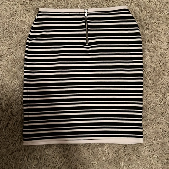 I ♥️Ronson black and white striped skirt - Picture 2 of 2